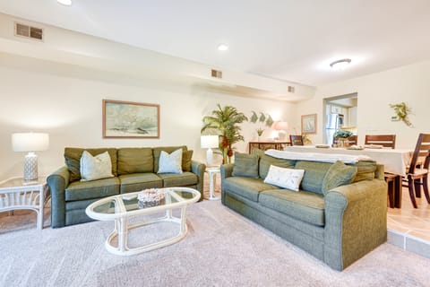 Patio + Pool Access: North Myrtle Beach Retreat! Apartment in North Myrtle Beach