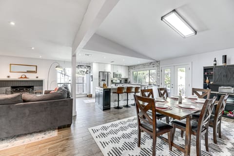 Outdoor Pool & Fire Pit: Modern Austin Home House in Austin