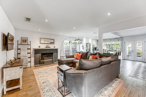 Outdoor Pool & Fire Pit: Modern Austin Home House in Austin