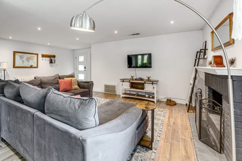 Outdoor Pool & Fire Pit: Modern Austin Home House in Austin