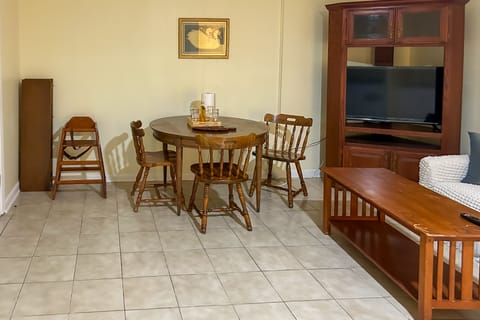 Walk to University of South Alabama: Mobile Apt Apartment in Mobile