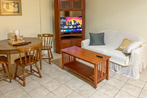 Walk to University of South Alabama: Mobile Apt Apartment in Mobile