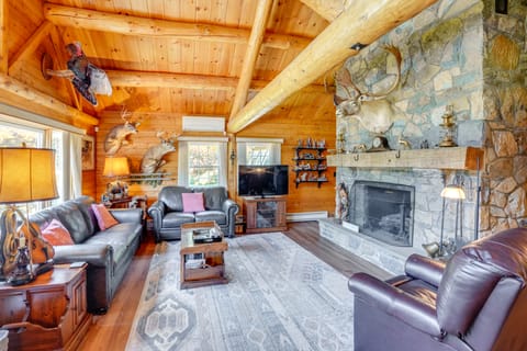 Private Hot Tub: Spacious Austerlitz Ski Cabin! House in Berkshires