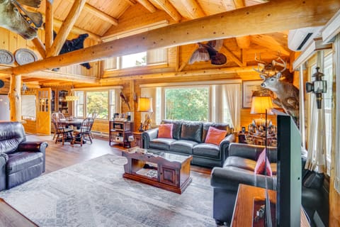 Private Hot Tub: Spacious Austerlitz Ski Cabin! House in Berkshires