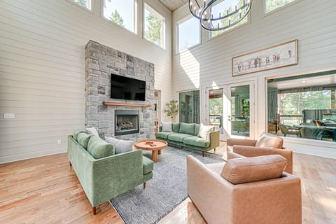 Deluxe Riverfront Cabin in Broken Bow w/ Hot Tub! House in Arkansas