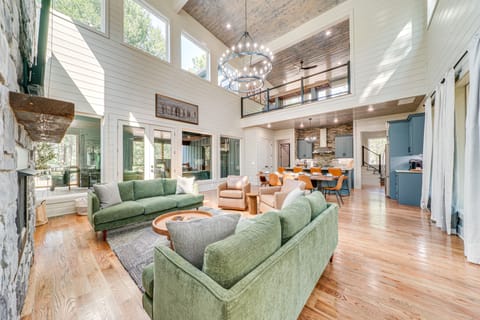 Deluxe Riverfront Cabin in Broken Bow w/ Hot Tub! House in Arkansas