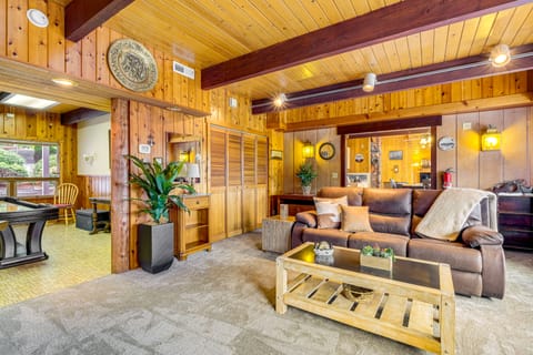 Waterfront Kingston Getaway: Beach Access On-Site! House in Hood Canal