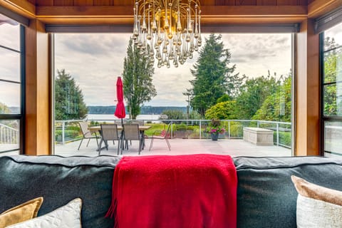 Waterfront Kingston Getaway: Beach Access On-Site! House in Hood Canal