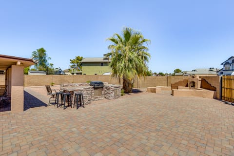 Glendale Gem: Outdoor Pool Table & Kitchen! House in Glendale