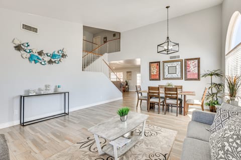 Glendale Gem: Outdoor Pool Table & Kitchen! House in Glendale