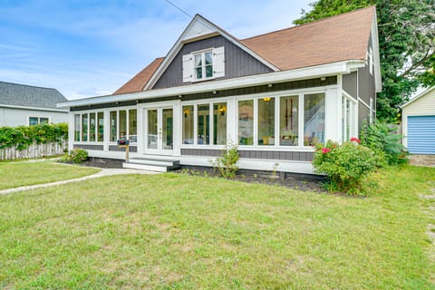 Spacious Vintage Gem w/ Sunroom in Manistee! House in Manistee