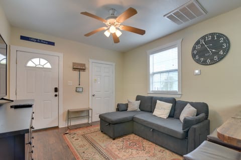 Galveston Cottage: Walk to Beach & Pleasure Pier! Cottage in Galveston Island