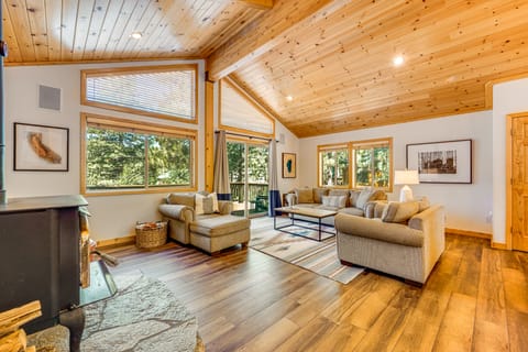 Sunny Cabin: 1 Mi to Tahoe Donner Resort! House in Truckee