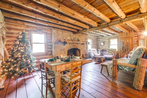Handcrafted Log Cabin on 3 Acres: 14 Mi to Canton House in Ohio