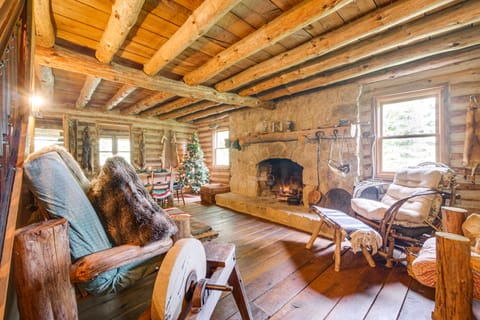 Handcrafted Log Cabin on 3 Acres: 14 Mi to Canton House in Ohio