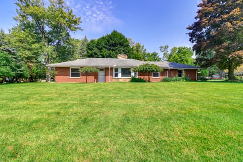 Home ~ 17 Mi to Detroit w/ Patio & Grill! House in Southfield