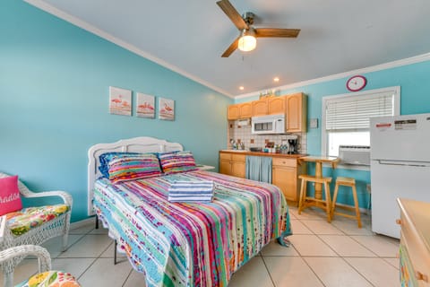 Madeira Beach Studio: Walk to John's Pass! Apartment in Madeira Beach