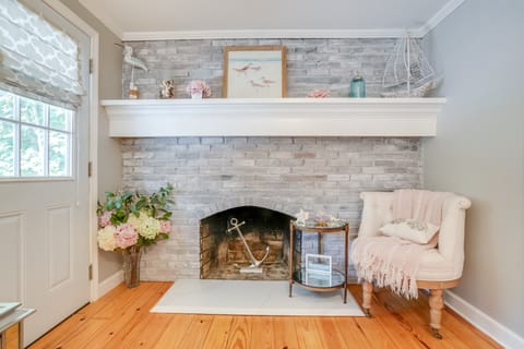 Pet-Friendly Condo ~ 1 Mi to Beach in Marblehead Apartment in Marblehead