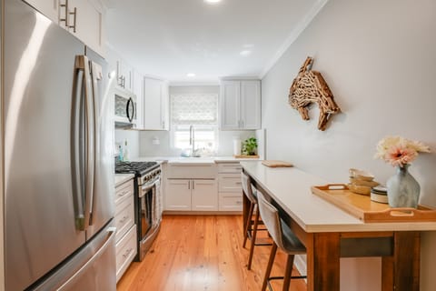 Pet-Friendly Condo ~ 1 Mi to Beach in Marblehead Apartment in Marblehead