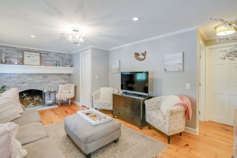 Pet-Friendly Condo ~ 1 Mi to Beach in Marblehead Apartment in Marblehead