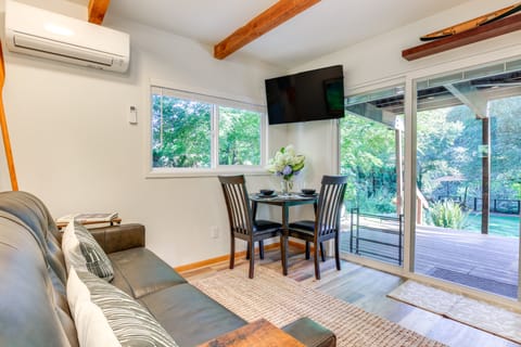 Riverfront Sandy Retreat, Fish & Kayak On-Site Apartment in Clackamas County