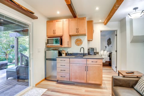 Riverfront Sandy Retreat, Fish & Kayak On-Site Apartment in Clackamas County