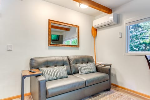 Riverfront Sandy Retreat, Fish & Kayak On-Site Apartment in Clackamas County