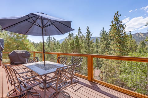 Mtn-View Cabin in Big Bear Lake: 1 Mi to Skiing! House in Big Bear