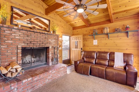 Mtn-View Cabin in Big Bear Lake: 1 Mi to Skiing! House in Big Bear