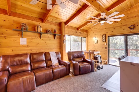 Mtn-View Cabin in Big Bear Lake: 1 Mi to Skiing! House in Big Bear