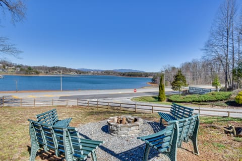 Piccinni Lake House w/ Deck & Lake Chatuge Views! House in Chatuge Lake