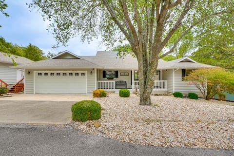 Near Dtwn Eureka Springs: Holiday Island Home! House in Carroll County