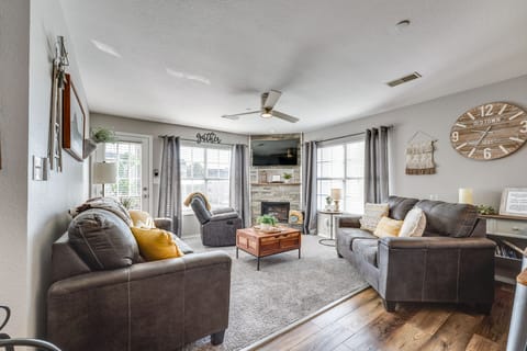 Condo w/ Pool ~ 2 Mi to Table Rock Lake! Apartment in Branson