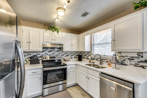 Mabelvale Home w/ Grill: 12 Mi to Little Rock! House in Little Rock