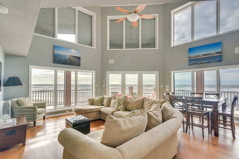 Oceanfront Galveston Beach House: Steps to Sand! House in Hitchcock