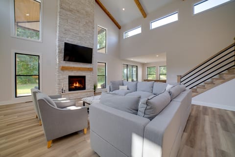 Kouts Home: High-End Retreat in Secluded Setting House in Indiana