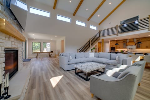 Kouts Home: High-End Retreat in Secluded Setting House in Indiana