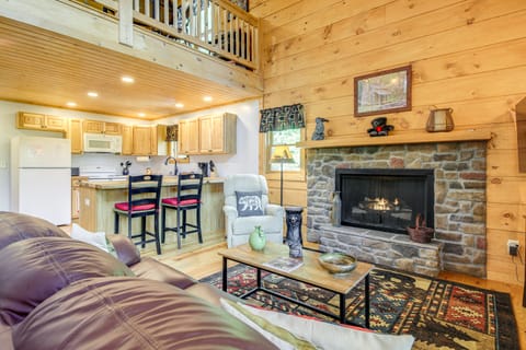 Sevierville 'Wood’s Retreat' Cabin w/ Mtn View House in Sevier County