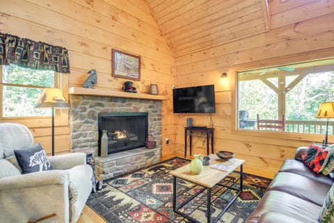 Sevierville 'Wood’s Retreat' Cabin w/ Mtn View House in Sevier County