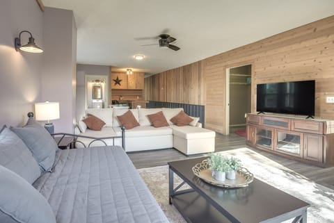 Downtown Condo ~ 23 Mi to Hocking Hills State Park Apartment in Ohio