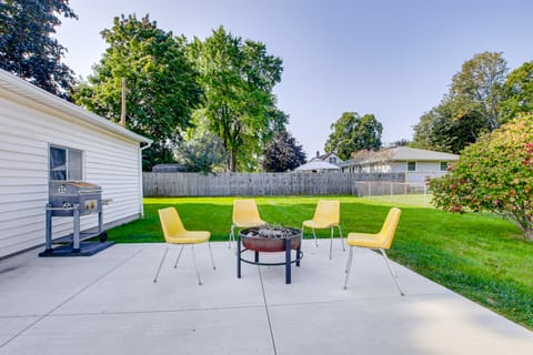 < 1 Mi to Lambeau Field: Green Bay Home w/ Grill! House in Ashwaubenon