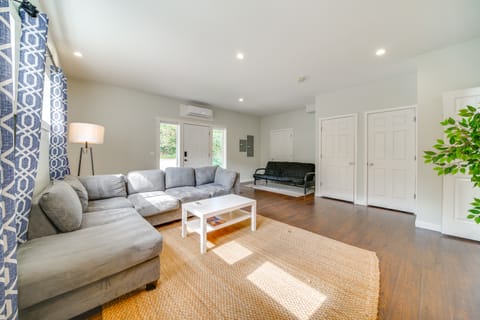 12 Mi to Seattle: Townhome w/ Fenced Yard Apartment in SeaTac