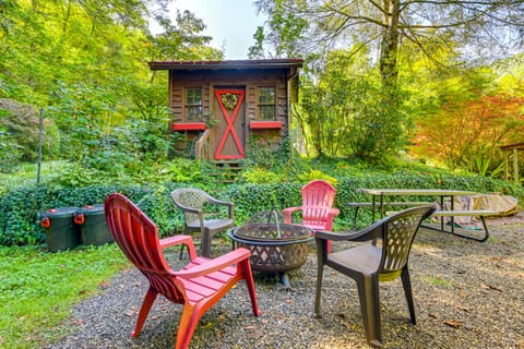 Hot Tub & Fire Pit: Cozy Cabin in Maggie Valley House in Maggie Valley