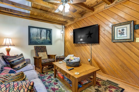 Hot Tub & Fire Pit: Cozy Cabin in Maggie Valley House in Maggie Valley