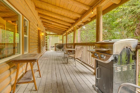 Cabin ~ 1 Mi to Lake Gregory & Hiking! House in Crestline