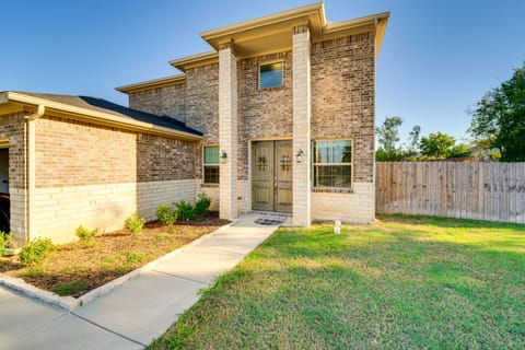 Walk to Historic Dtwn: McKinney Family Retreat House in McKinney