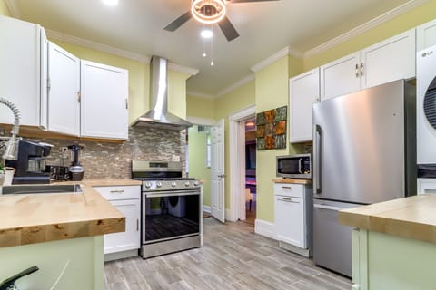 3 Mi to Ford Field: Detroit Home w/ Decks! House in Detroit