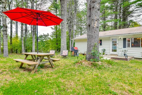 Gloversville Getaway w/ Grill: 5 Mi to Water! House in Great Sacandaga Lake