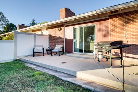 Walk to Paradise Hills Golf Course: Condo w/ Patio Apartment in Rio Rancho