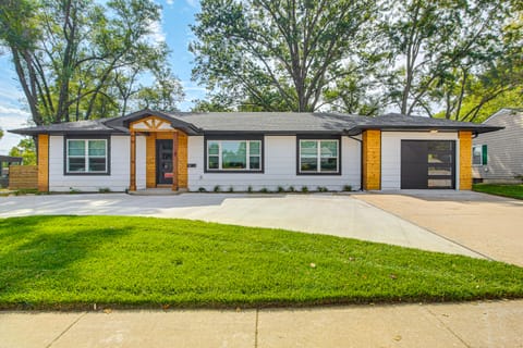 Stylish & Modern Lenexa Haven w/ Fire Pit & Deck! House in Lenexa